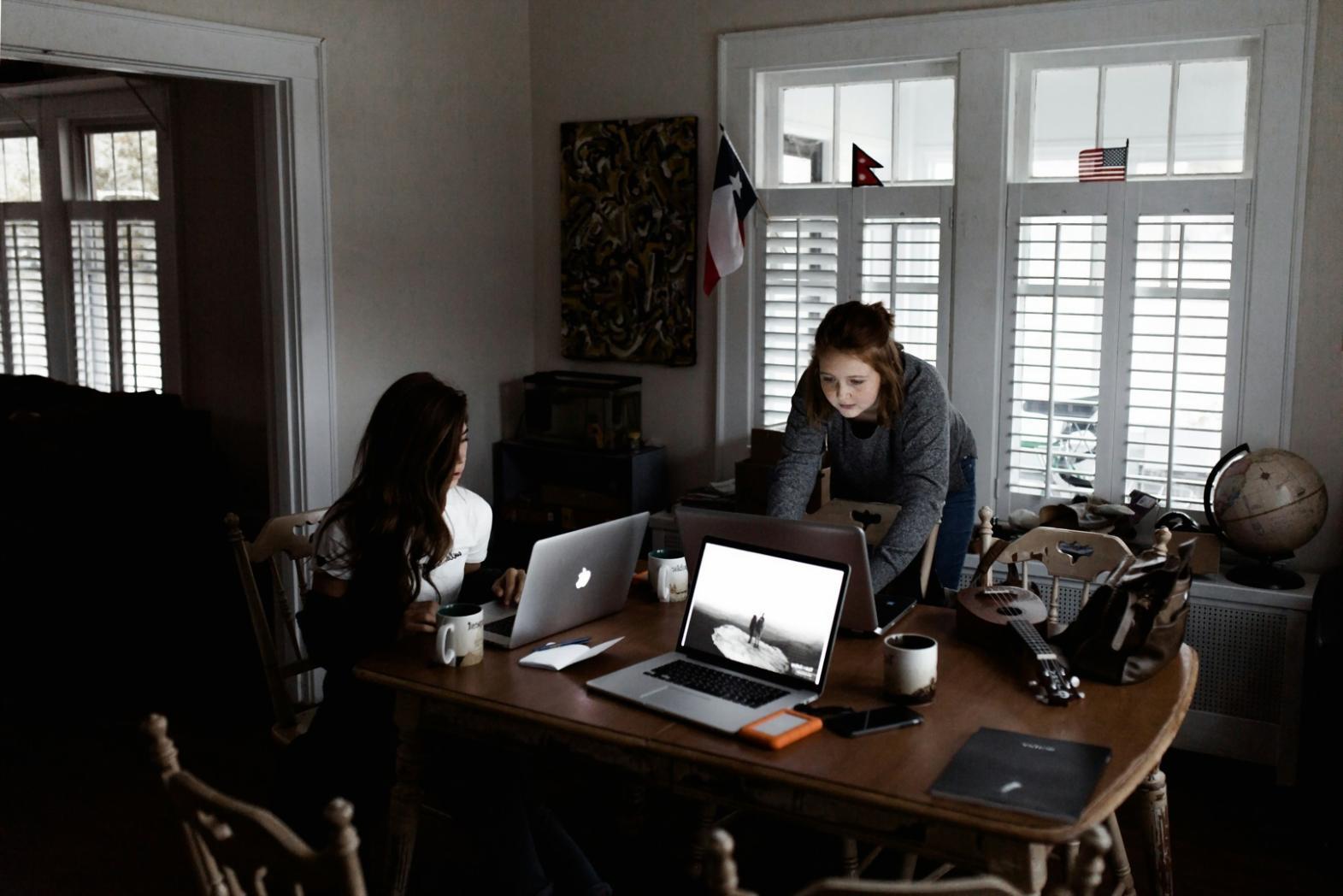 Arbeitsplatz mit Dokumenten und Recherche-Tools